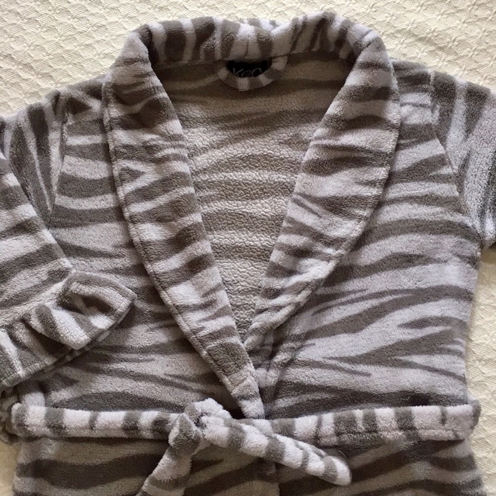 K & C LIGHTWEIGHT PLUSH FLEECE ROBE with RUFFLES - Picture 6 of 6